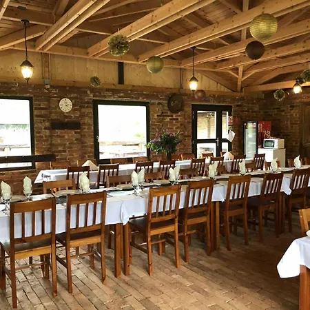 Piros Tanya Es Vendeghaz *