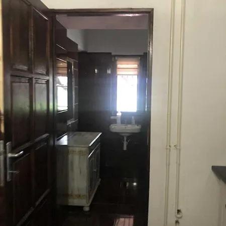 Piros Tanya Es Vendeghaz *