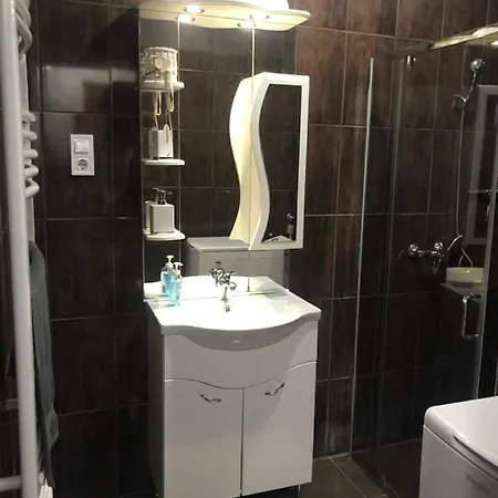 Piros Tanya Es Vendeghaz *