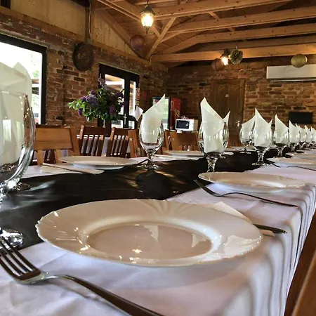 Piros Tanya Es Vendeghaz Holiday park