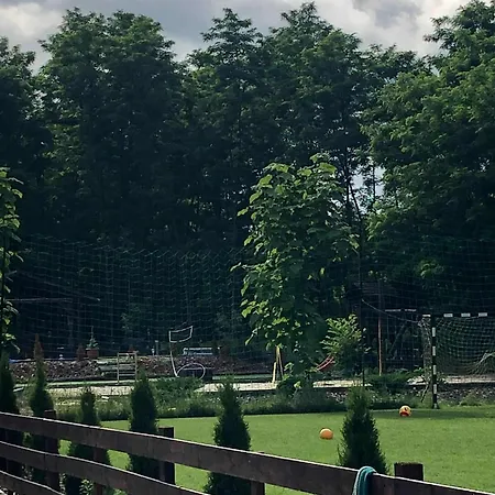 Piros Tanya Es Vendeghaz *