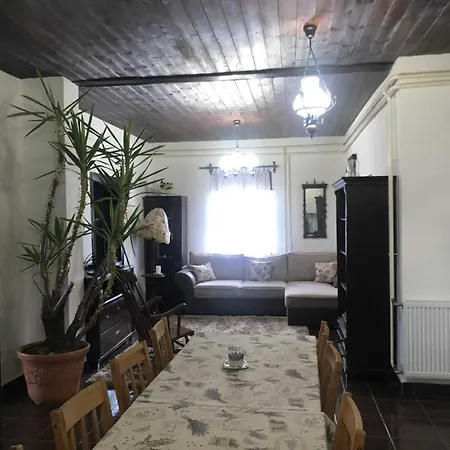 Piros Tanya Es Vendeghaz